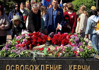 Возложение цветов у памятников Великой Отечественной войны
