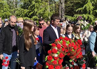 Возложение цветов у памятников Великой Отечественной войны