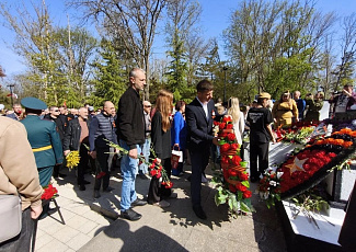 Возложение цветов у памятников Великой Отечественной войны