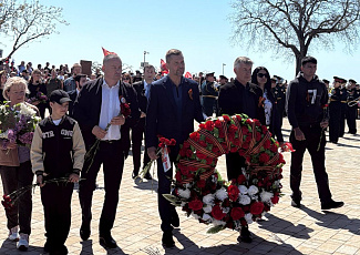 Возложение цветов у памятников Великой Отечественной войны