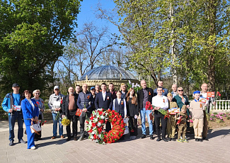 Возложение цветов у памятников Великой Отечественной войны